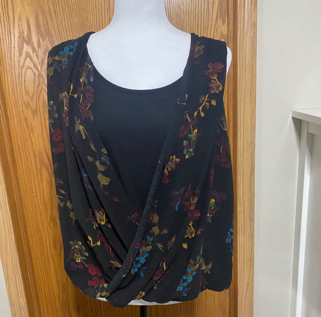 Floral blouse  in Women's - Tops & Outerwear in Calgary
