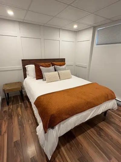 BAISSE DE PRIX Lit Queen + Petite table + Matelas. Comme neuf!, View more