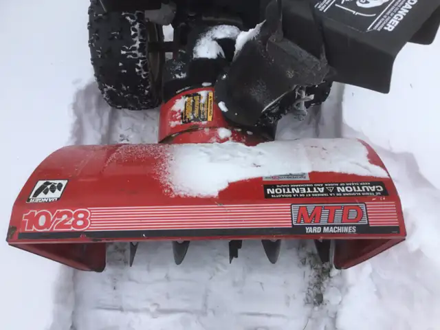 Souffleuse en excellent état - Snowblower in top shape in Snowblowers in Laval / North Shore - Image 7