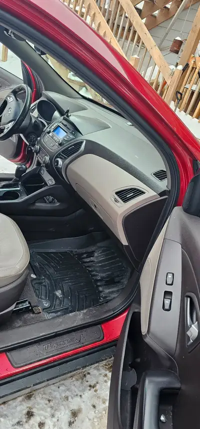Très bon état, tres propre comme vous le voyer, toit ouvrant moteur changé avec 140.000km par hyunda...