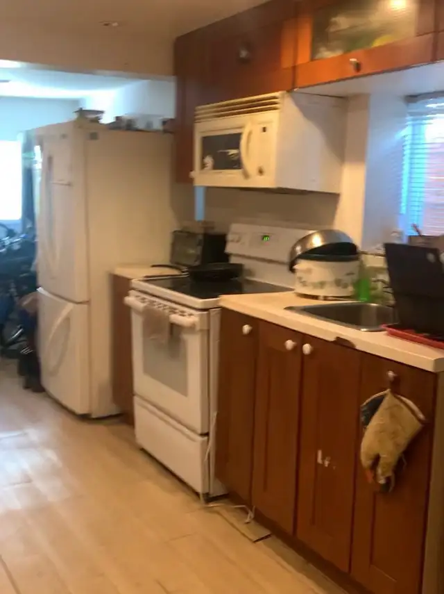 a bedroom for rent in British Columbia in Canada - Image 6