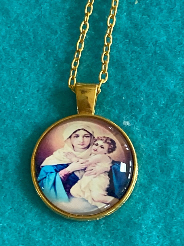 Mother&Child!GoldenGlassCabochonNecklaceOfMotherMary&InfantJesus in Arts & Collectibles in City of Toronto