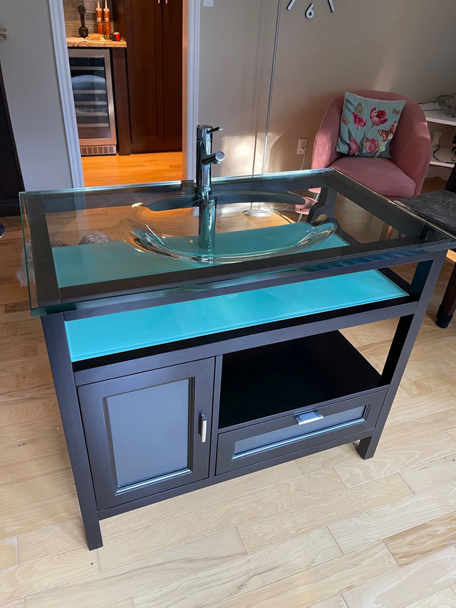 Luxury tempered glass vanity  in Other in London
