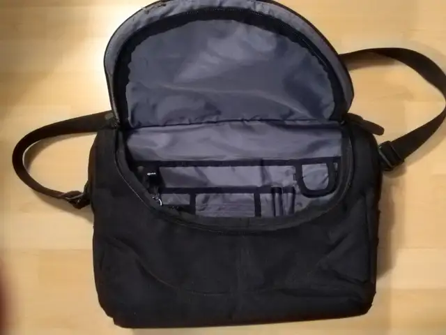 Laptop bag /briefcase, Roots Canada in Laptop Accessories in Oakville / Halton Region - Image 9