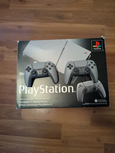 New barley used 30th anniversary disk edition with 2 controllers all in excellent condition...will t...
