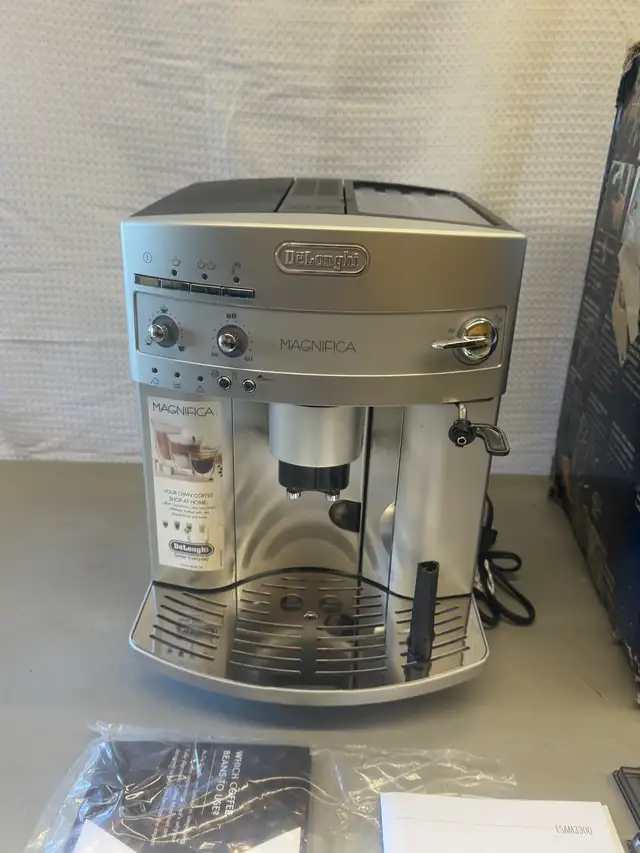 De'Longhi Espresso & Coffee Machine in Coffee Makers in Hamilton - Image 8