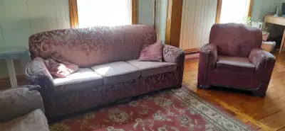 Set de salon des années 1930 comprenant un divan trois places et deux fauteuils. Le rembourrage a ét...