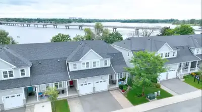 Stunning Water-Front Town Home Right down town!
