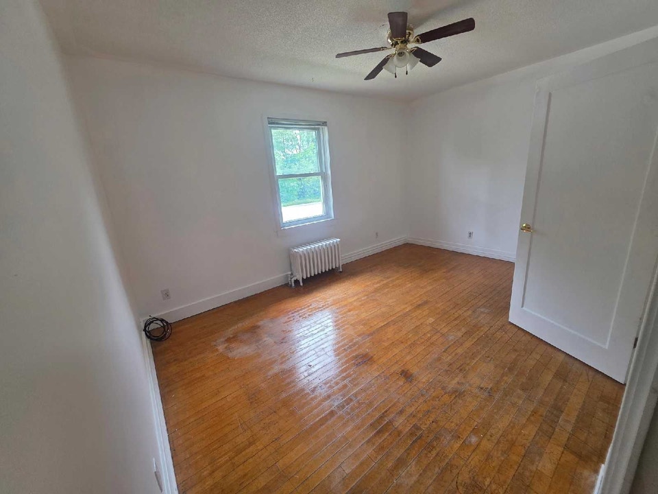 Main Floor 2 Bedroom/1 Bathroom For Rent 4