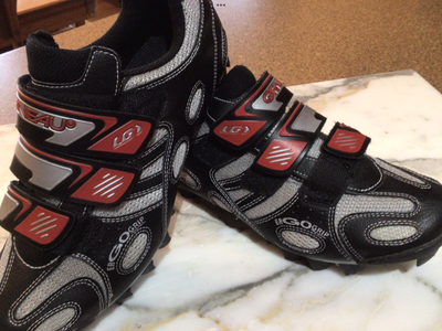 Chaussures en très très bon état. Elles sont sans clips. Ergogrip Grandeur 7. Portées deux fois seul...
