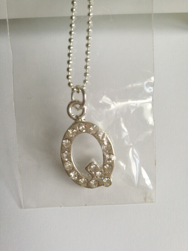 Fashion necklace with single letter pendant.  Never been worn. dans Bijoux et montres  à Ville de Montréal - Image 3