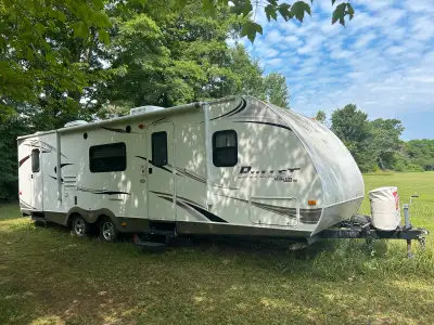 Selling our beautiful 2011 Keystone Bullet travel trailer, we purchased it from RV Canada in 2012. I...