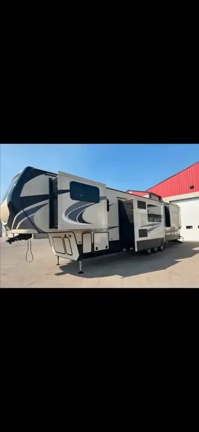 2019 Keystone Montana High Country HM380TH Toy hauler Fifth wheel. Four Seasons Package, 5X10 ft Toy...
