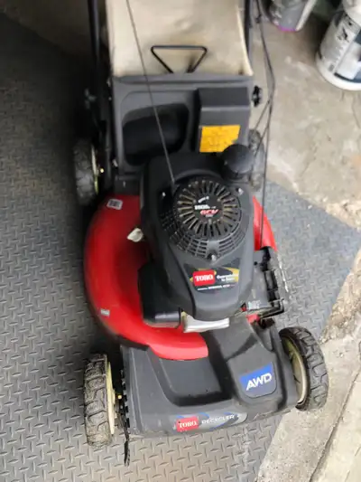 Get your lawn looking spick-and-span with this Toro Recycler lawnmower! This is a used lawnmower, bu...