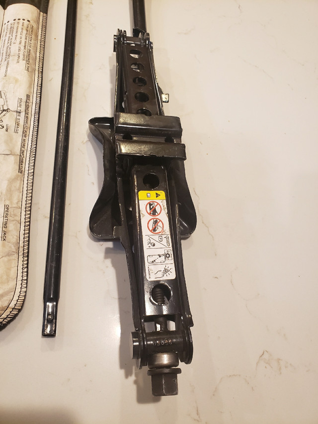 Vehicle spare tire jack and wrench kit in Other Parts & Accessories in Kamloops - Image 3