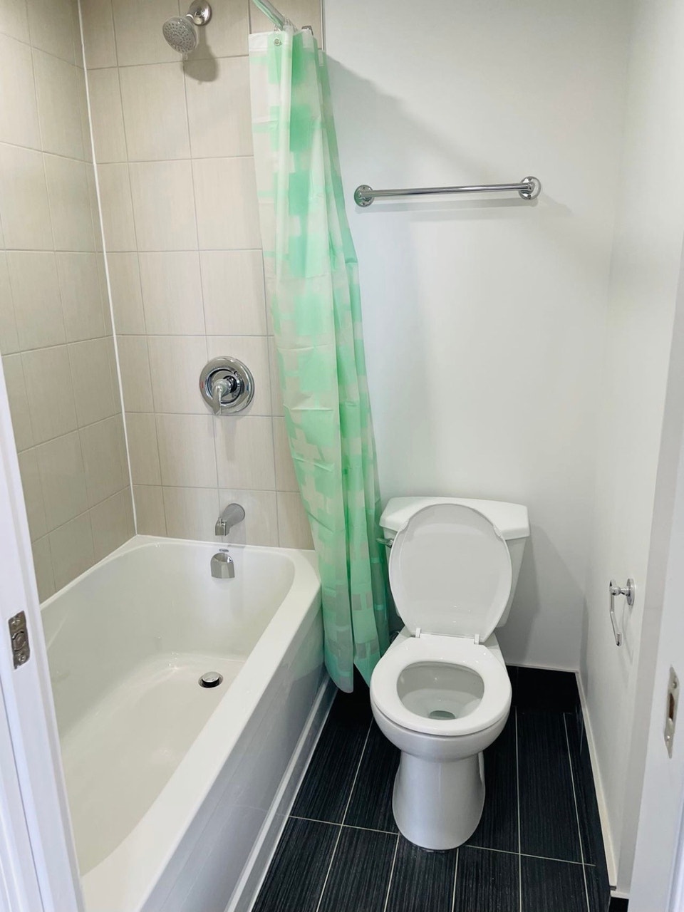 Downtown College&Ossington 1studio on third floor available NOV1 5