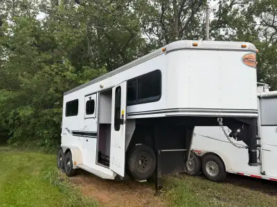 Sundowner steel frame aluminum skin 2 horse straight haul horse trailer. Warmblood height. Half-tonn...