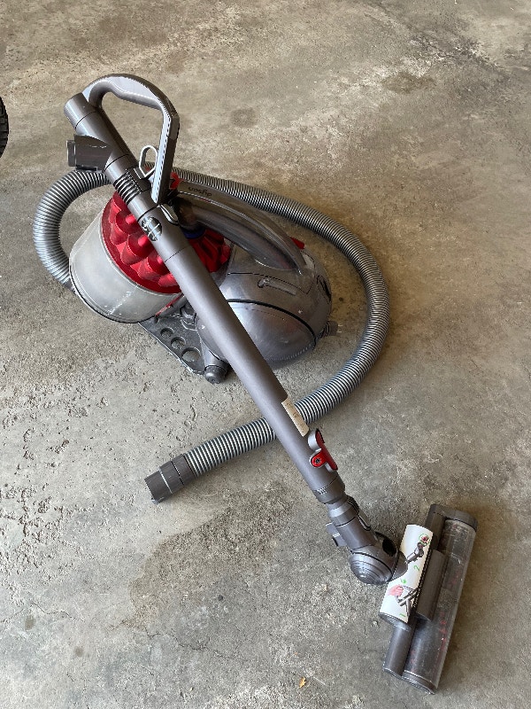 Used Dyson vacuum cleaner Vacuums Calgary Kijiji