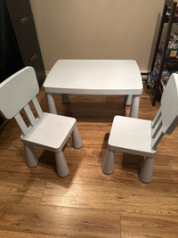 Table et chaises (2) pour enfants