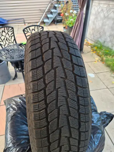 4 PNEUS D'HIVER MOTOMASTER WINTER EDGE 225 / 65 R 17 presque neuf Très bon état / 1 seul hiver.
