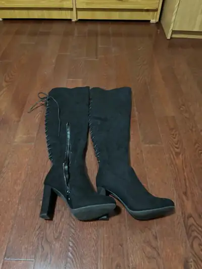 Selling women’s boots in size 8. Pick up is in the Vaughan area.