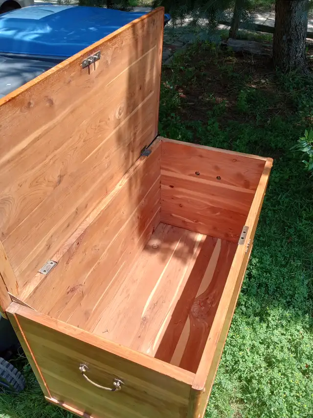 Wooden Chest in Dressers & Wardrobes in Mississauga / Peel Region - Image 3