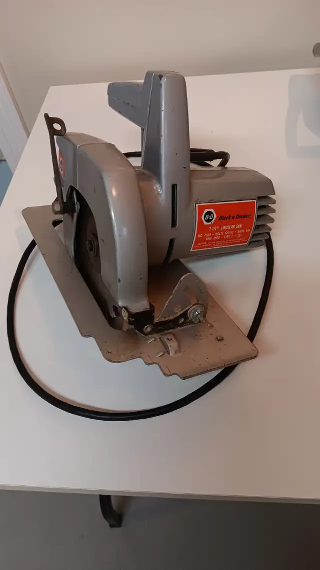 Black and Decker 7305 Circular saw 7-1/4" blade in Power Tools in Oshawa / Durham Region - Image 2