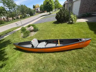 Solo hybrid canoe- design incorporates both canoe and kayak characteristics. Comfy removable seat. B...
