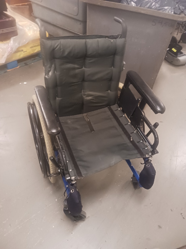 Chaise roulante pliable (3x) dans Santé et besoins spéciaux  à Ville de Montréal - Image 3