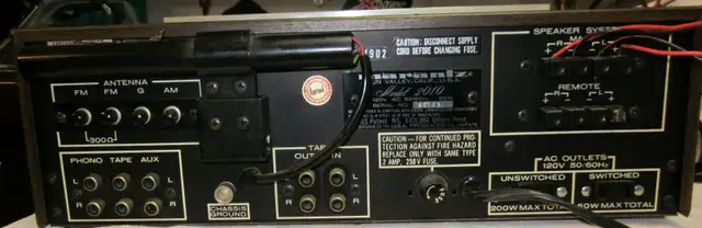 Vintage Marantz 2010 Stereo receiver in Arts & Collectibles in Guelph - Image 4