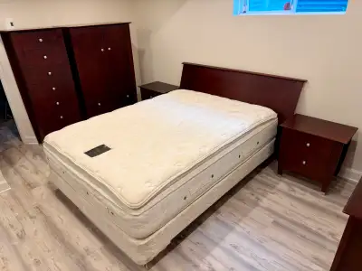 Set de chambre complet Queen en bois 5 bureaux - Fait au Canada, View more