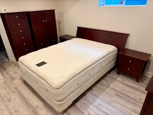 Set de chambre complet Queen en bois 5 bureaux - Fait au Canada in Beds & Mattresses in Laval / North Shore - Image 2