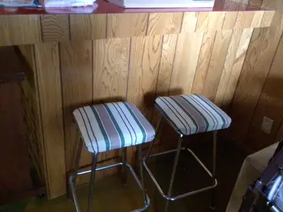 PLUSIEURS TABOURETS ET TABLETTES - CHAISE ROULANTE - FAUTEUIL, View more