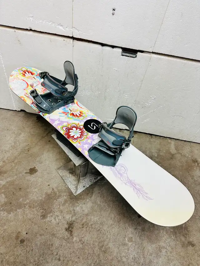 Like new Sims snowboard 125 cm with Sims bindings in Snowboard in Markham / York Region - Image 3