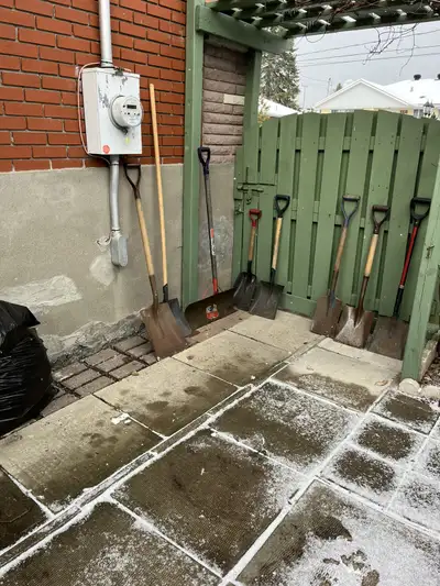 L’ensembldes pelles en métal pour pelleter la neige lorsque elle est glacée et gelée, aussi pour gra...