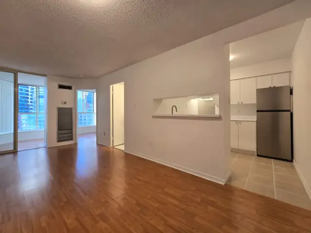 1 Bedroom + Den Condo | Downtown Toronto | + Parking