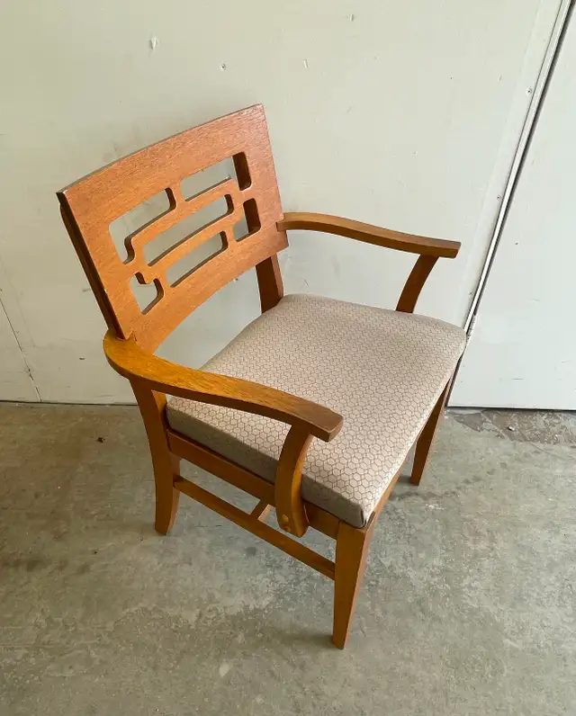 A set of 4 MCM vintage dining/cottage chairs (one armed), refurb in Dining Tables & Sets in City of Toronto - Image 7