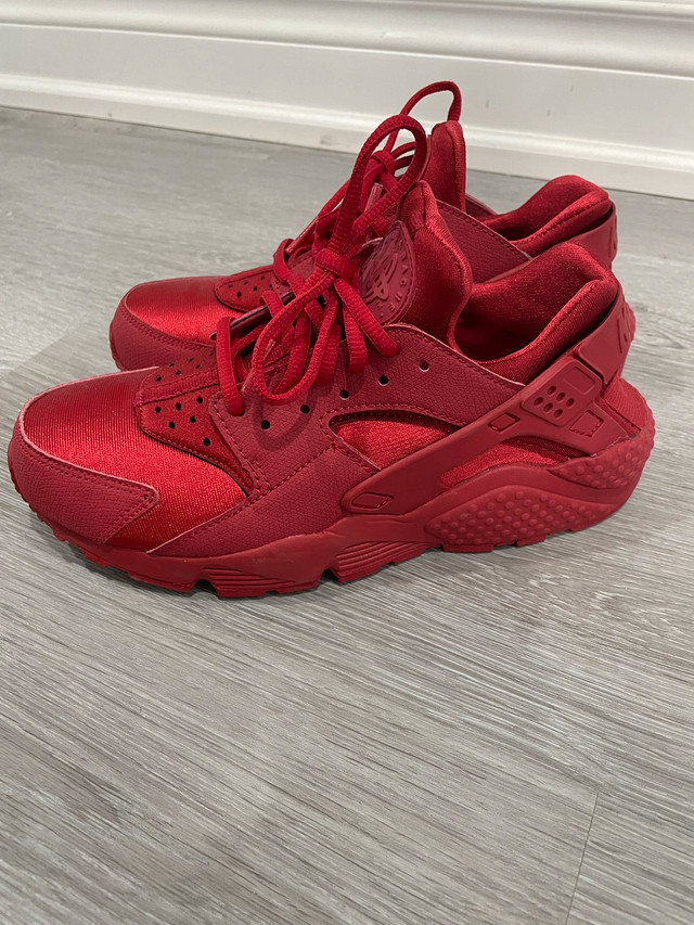 RED HOT NIKE HUARACHE in Women's - Shoes in Oshawa / Durham Region