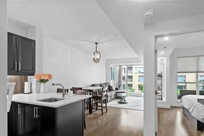 Modern 1 Bdrm, 1 Bthrm Condo Downtown: 404-300A Lett St