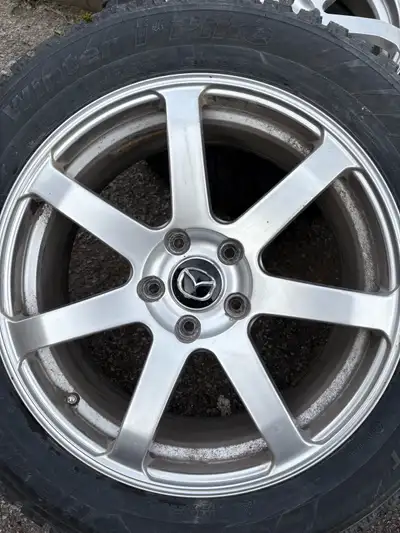 Mags aucune craque ou bosse. Je laisse les pneus d’hiver avec. Elles sont vieux mais on encore beauc...