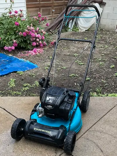Yardworks 163cc gas engine self propelled 3 in 1 lawn mower. In good condition. Cash sale only retai...