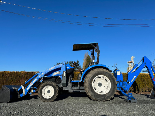 New Holland TC40 4X4 tractor with loader and backhoe. in Farming Equipment in Abbotsford - Image 2