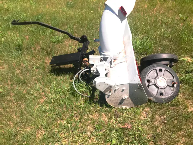 ROPER 18T-832T GARDEN TRACTOR in Lawnmowers & Leaf Blowers in Trenton - Image 8