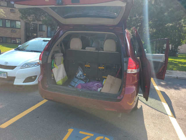 2011 toyota sienna  in Cars & Trucks in Mississauga / Peel Region - Image 4