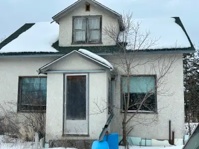 House is old but livable Widows replaced 29 years ago except for upstairs widows are original. Shing...