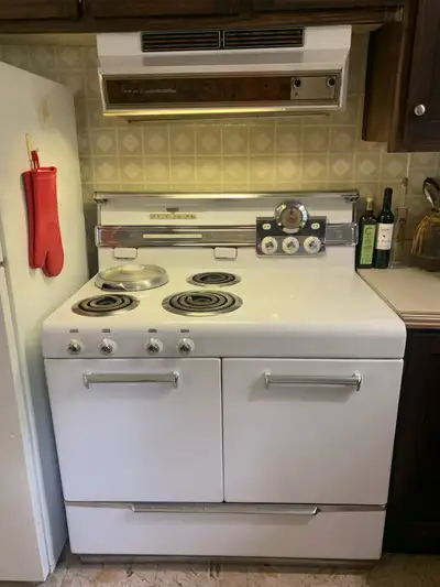 Cuisinière vintage fonctionnelle et usagée, chaudron encastré, 2 fours, marque Frigidaire, Général M...