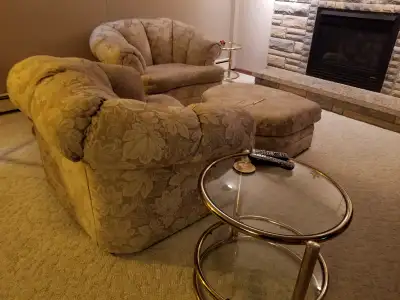 This suite has lots of windows, is fully furnished and is the lower level of a 3-level split in a de...