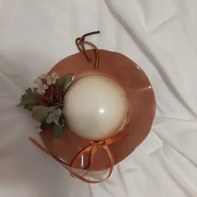 chapeau décoratifs en terre cuites. en parfait état. dimensions : 7.5"