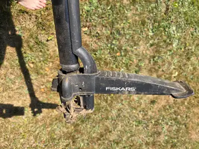 Fiskars Extendable D-Handle Stand-up Weeder, good shape, works great.(Retails for 49.99$ at Canadian...