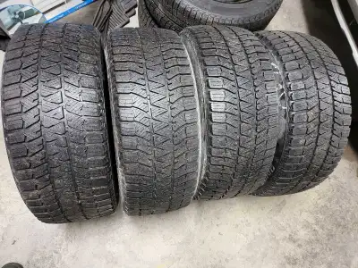 235/45R18 Semelle à 7/32e environ Bridgestone Blizzak WS90 175$ pour le set de 4 pneus Situé à Lévis...